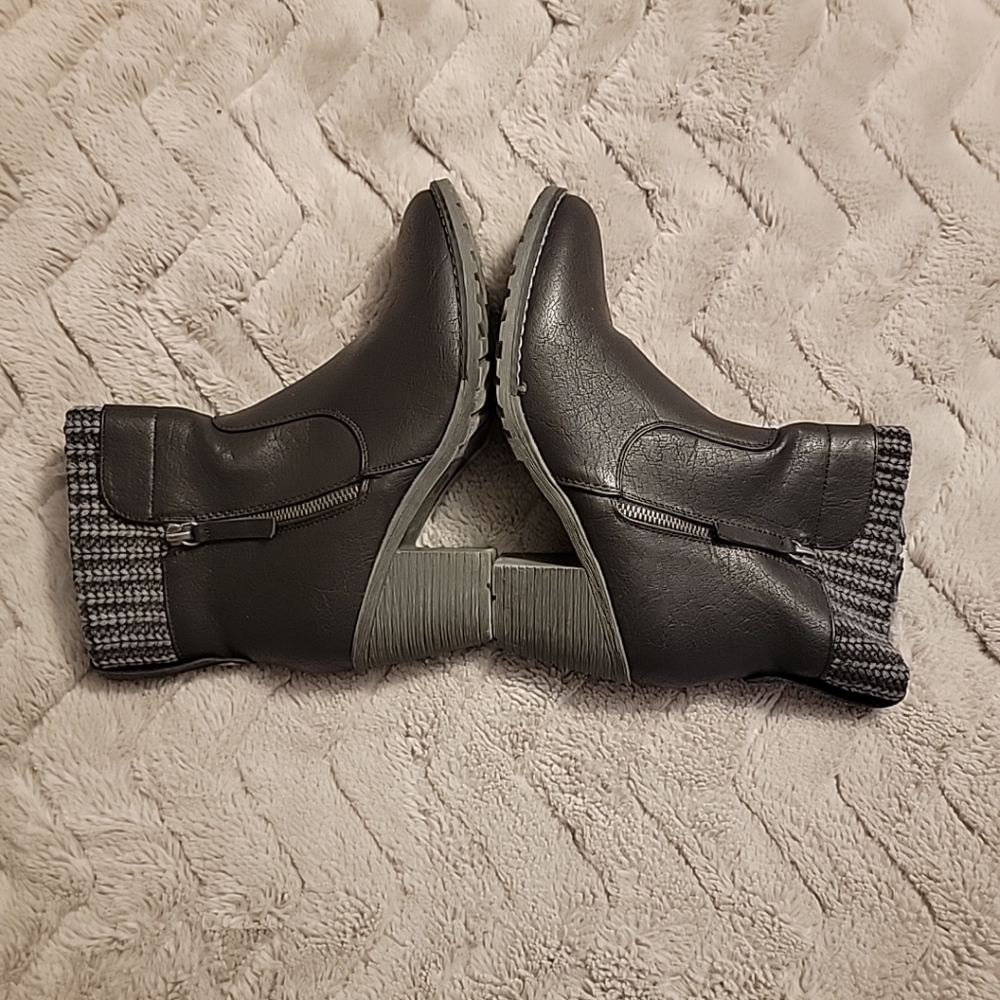 EUC Muk Luks Womens Ankle Boots Size 10 Black Gray Knit Detail